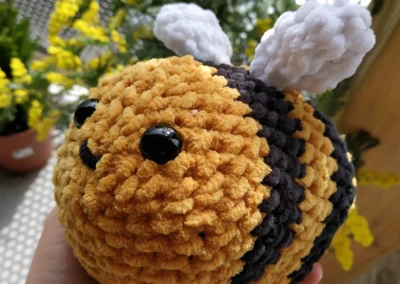 Peluche crochet abeille