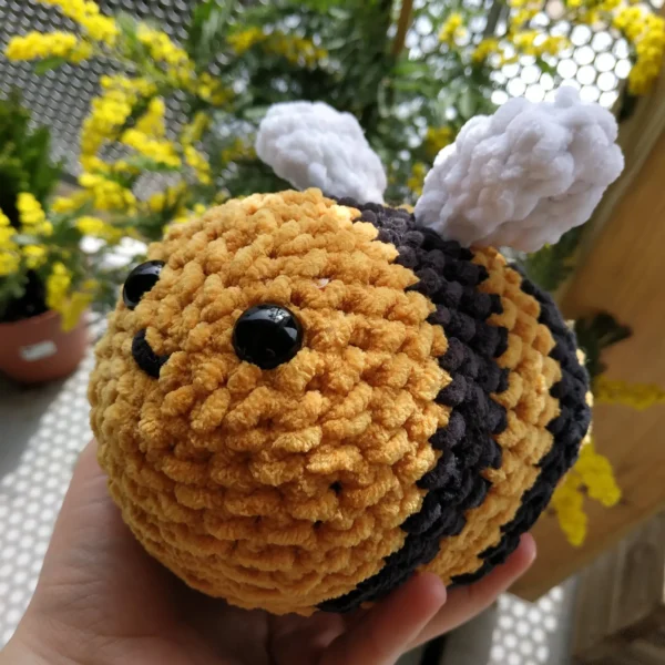 Peluche crochet abeille