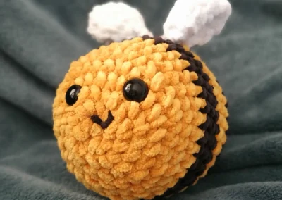 Peluche crochet abeille