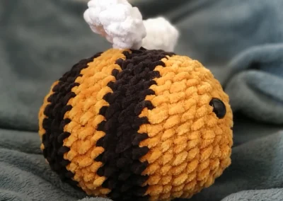 Peluche crochet abeille