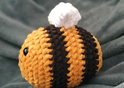 Peluche crochet abeille