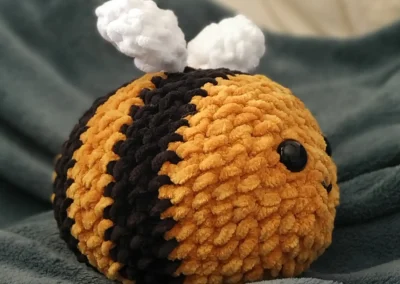 Peluche crochet abeille