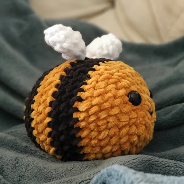 Peluche crochet abeille