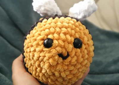 Peluche crochet abeille