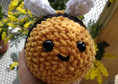 Peluche crochet abeille