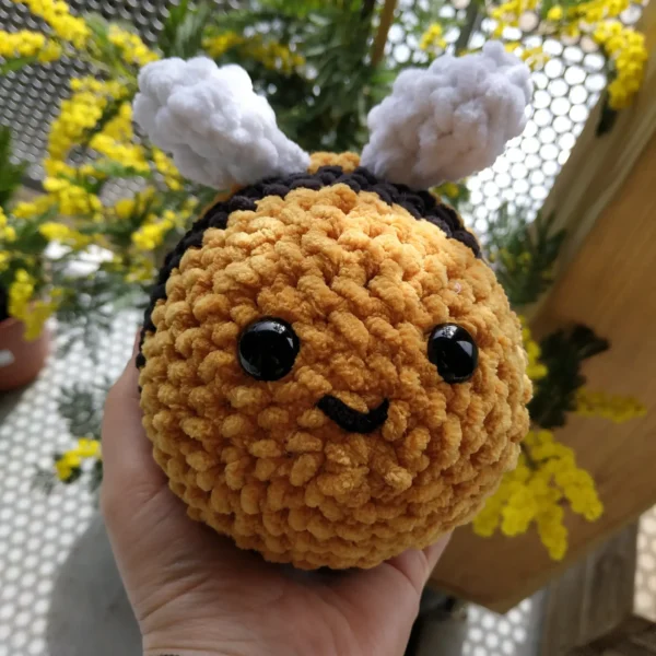 Peluche crochet abeille