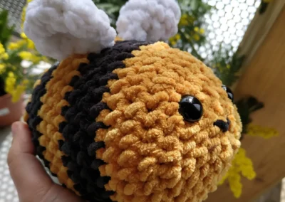 Peluche crochet abeille