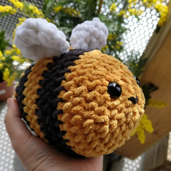 Peluche crochet abeille